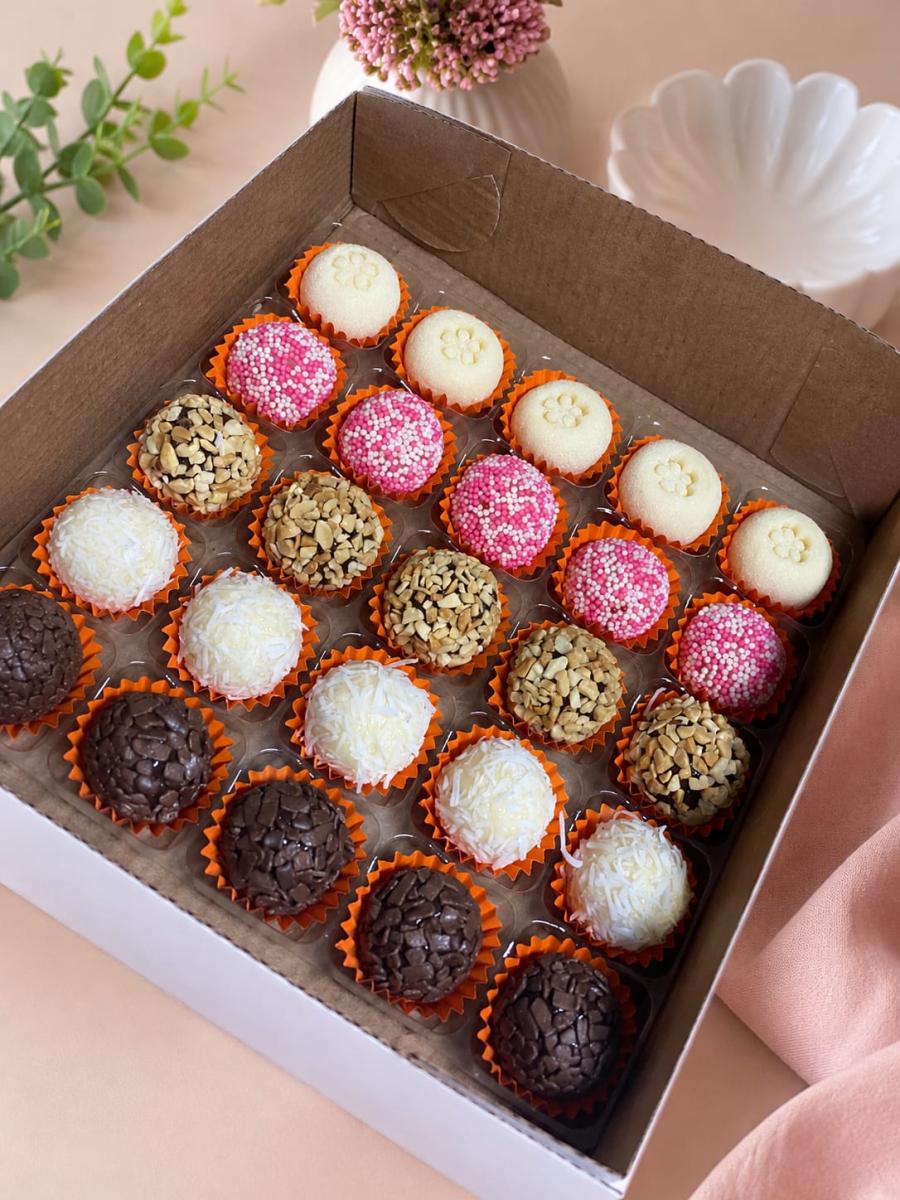 Caixinha com 25 Brigadeiros Clássicos Sortidos
